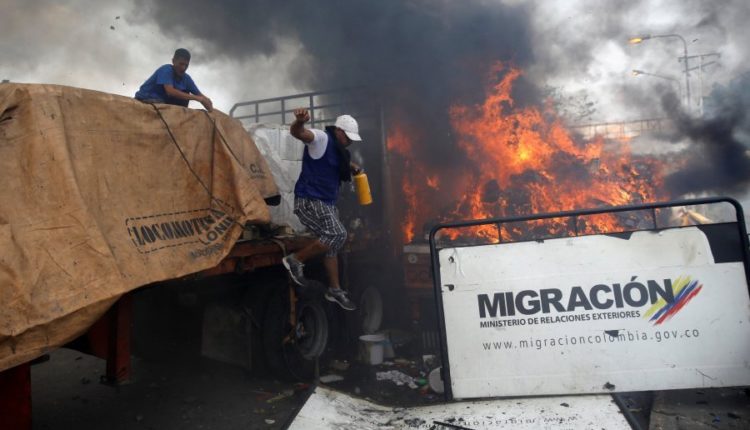 venezuele_ndihmat_digjet_kamioni_-